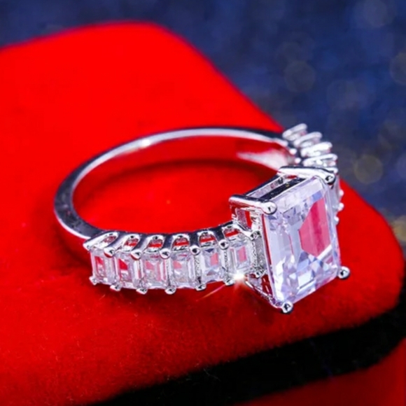 New Silver Zircon Ring - Picture 5 of 6